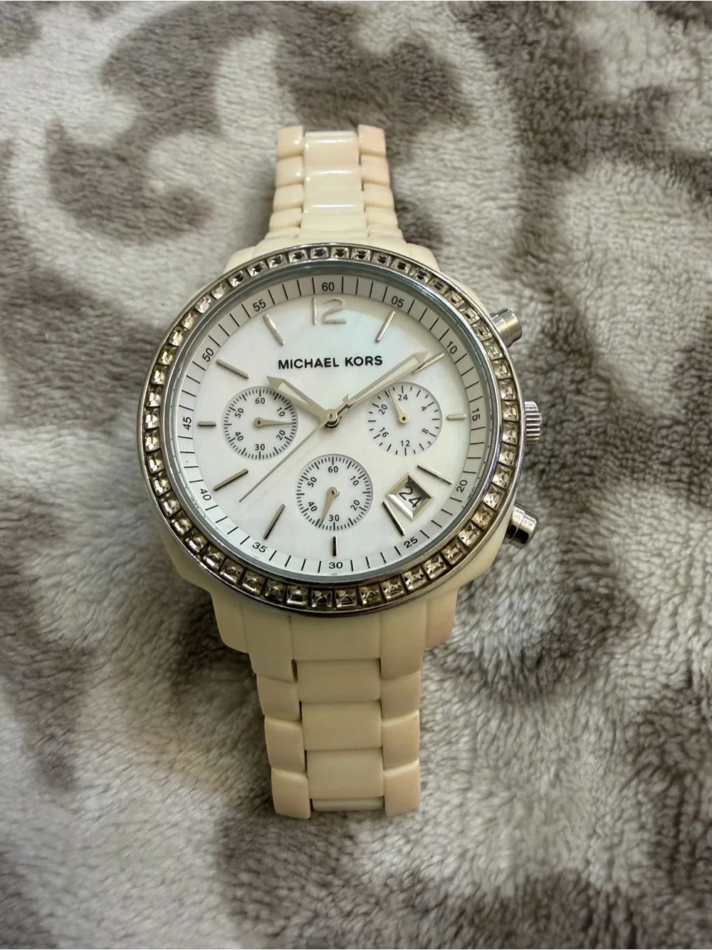 Michael Kors MK-5079 Runway Chronograph Mother of Pearl Dial Crystal Watch Runs